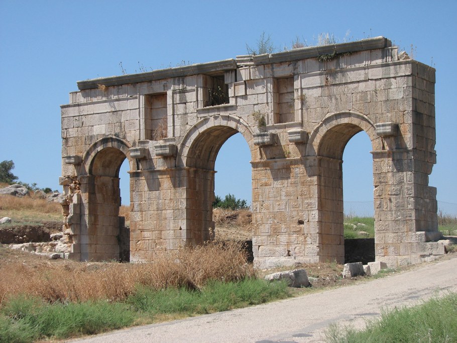 Клинчатые арки античной Греции