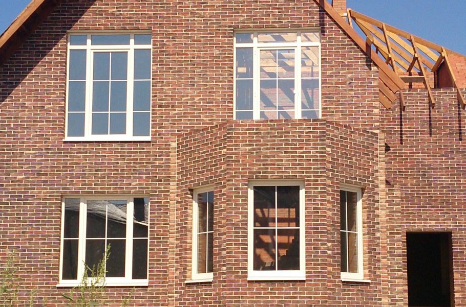 Обрамление окон кирпичом ручной формовки