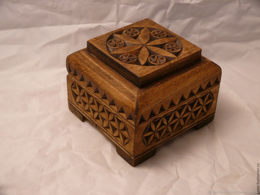 Шкатулка резная e241819