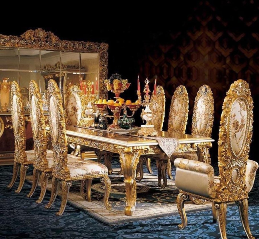 Столы и стулья в королевском стиле