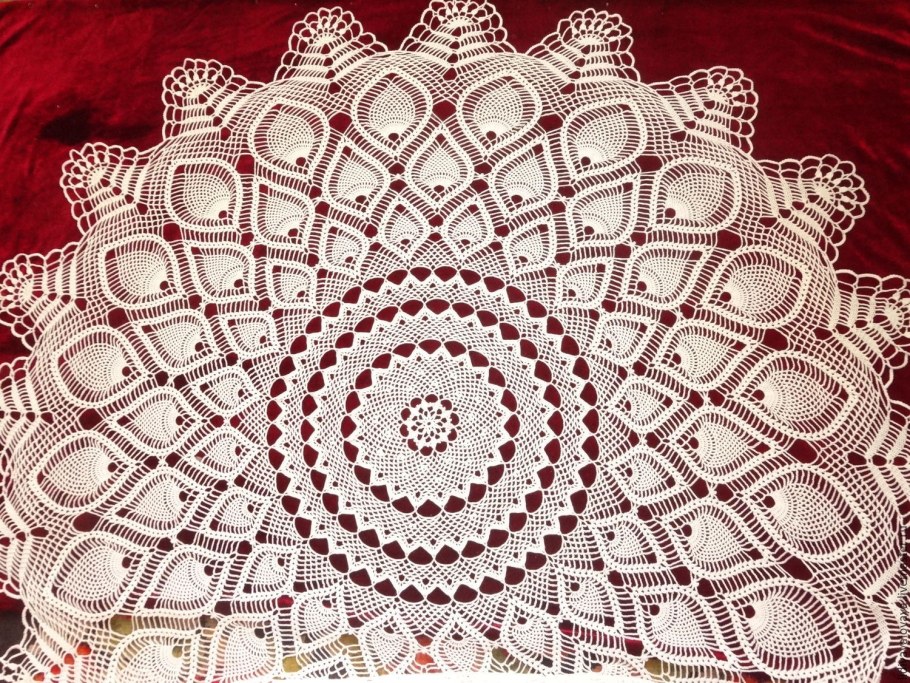 Вязаная круглая скатерть