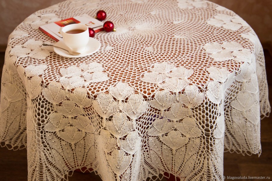 Вязаная ажурная скатерть