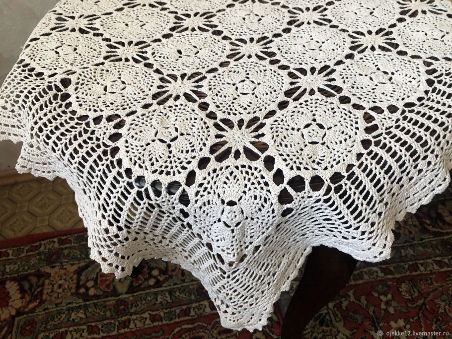 Квадратная вязаная скатерть