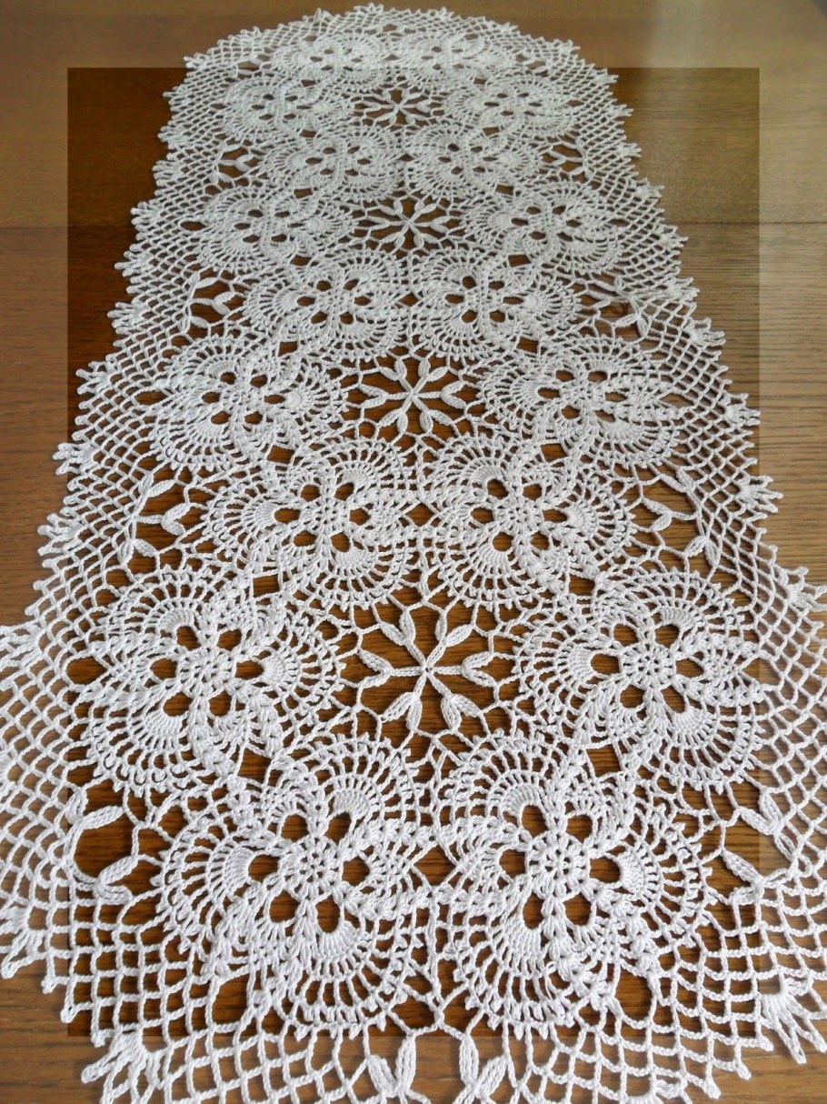 Вязаная овальная скатерть