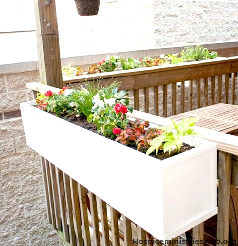 Подвесные кашпо для цветов на веранде