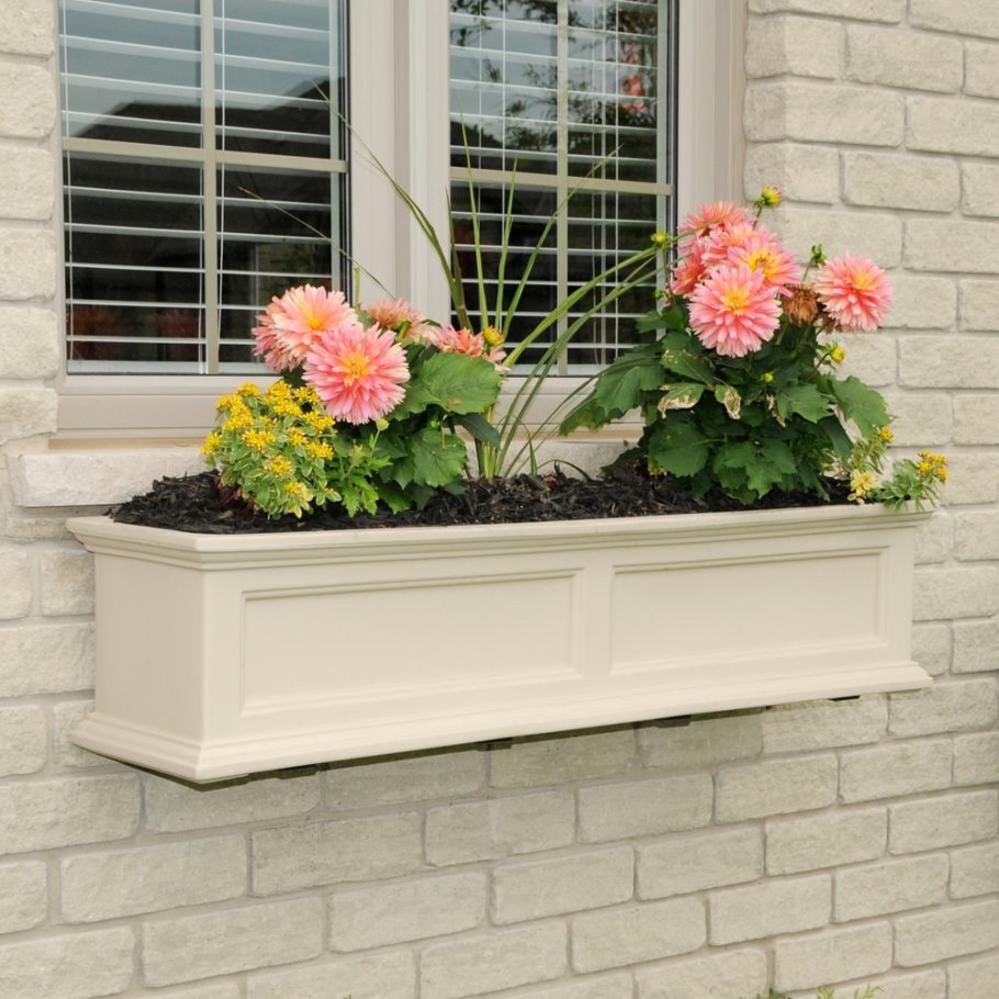 Цветы на балконе в ящиках