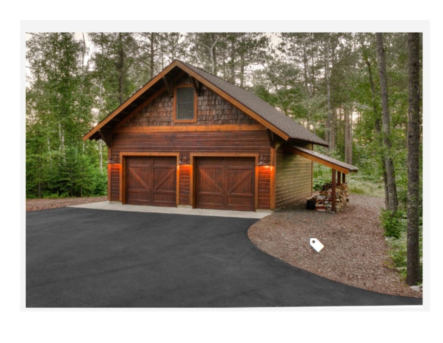 Красивый деревянный гараж