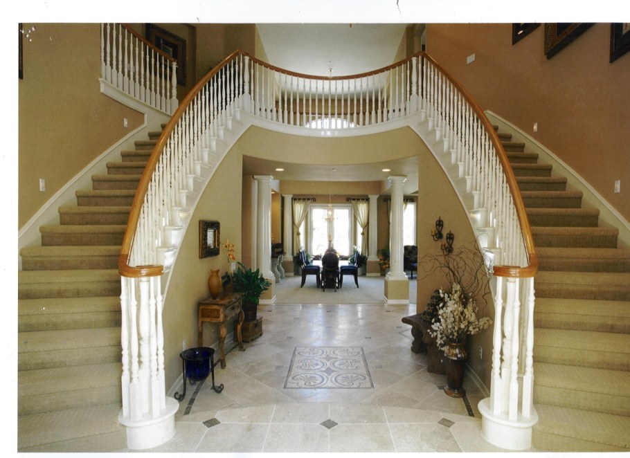 Особняк с полукруглой лестницей