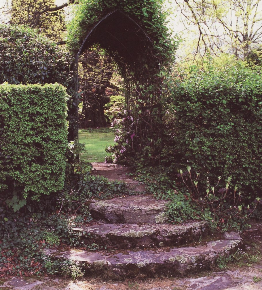 Лестница в арке