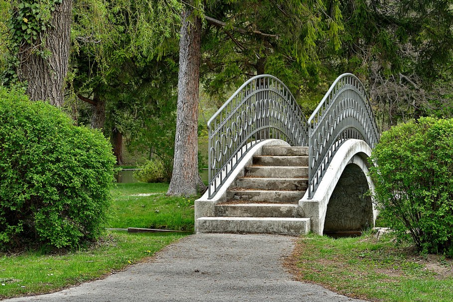 Лестница с аркой на улице