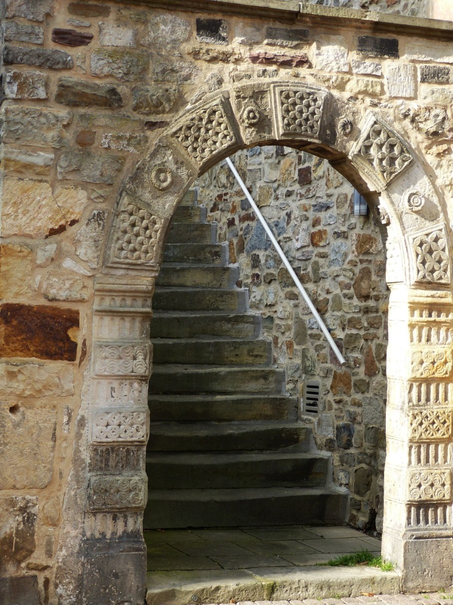 Лестница в арке