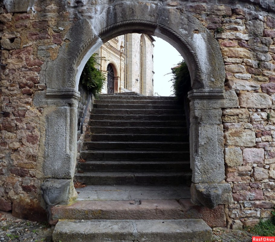 Лестница в арке