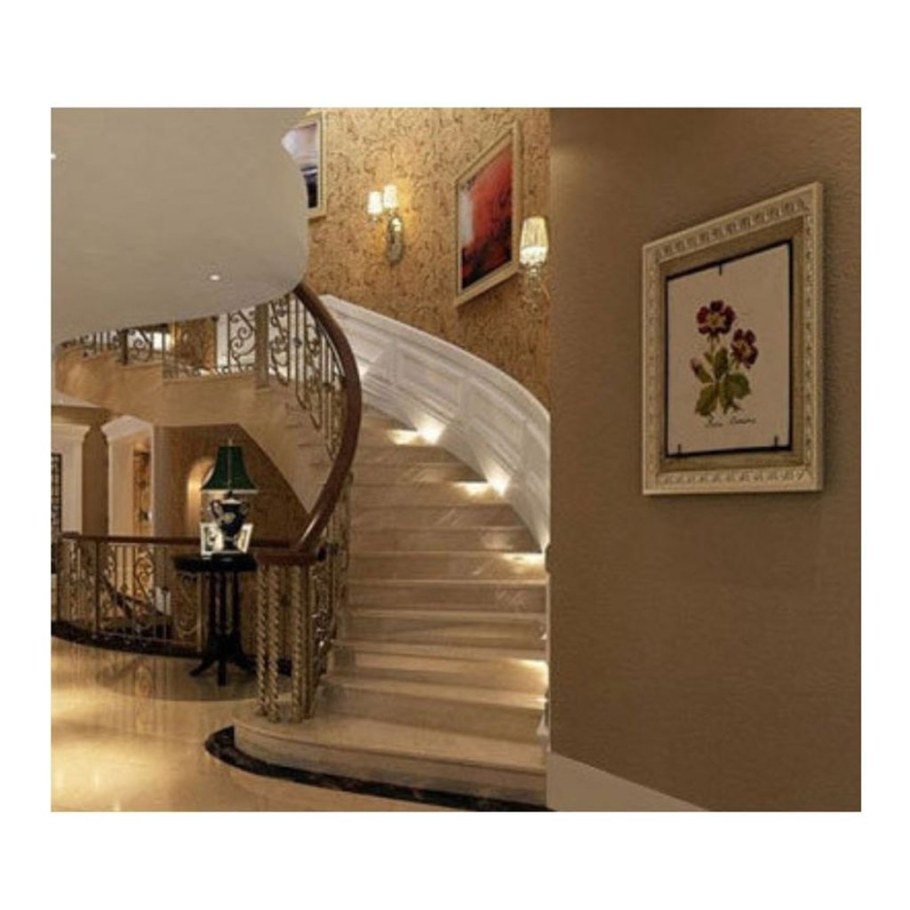 Потолок в холле с лестницей