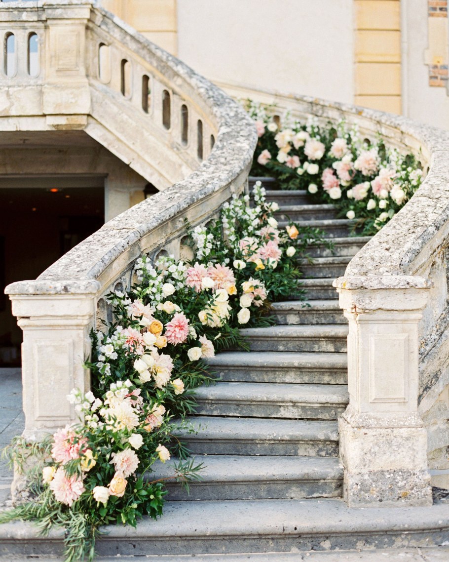 Украшение лестницы цветами