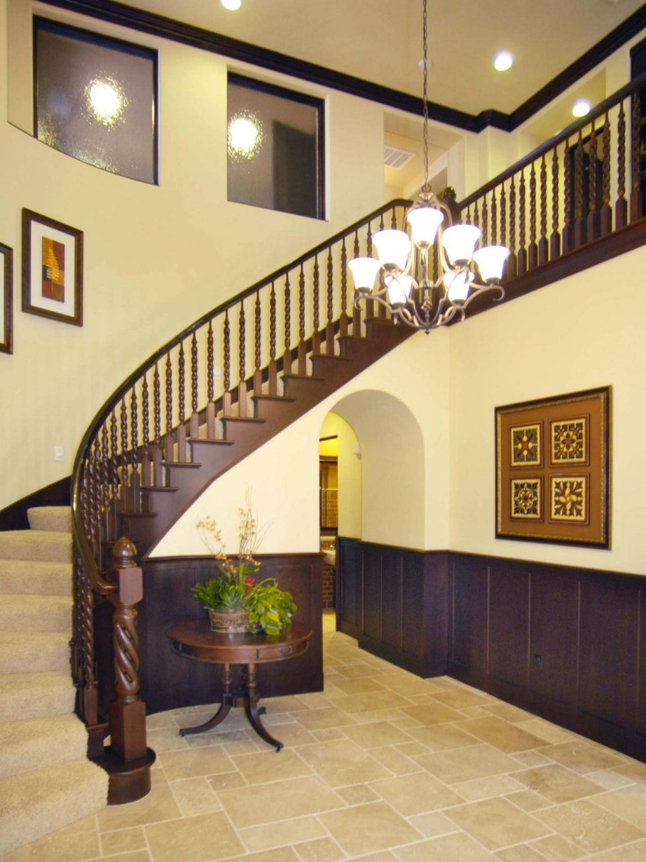 Коридор с лестницей на второй этаж