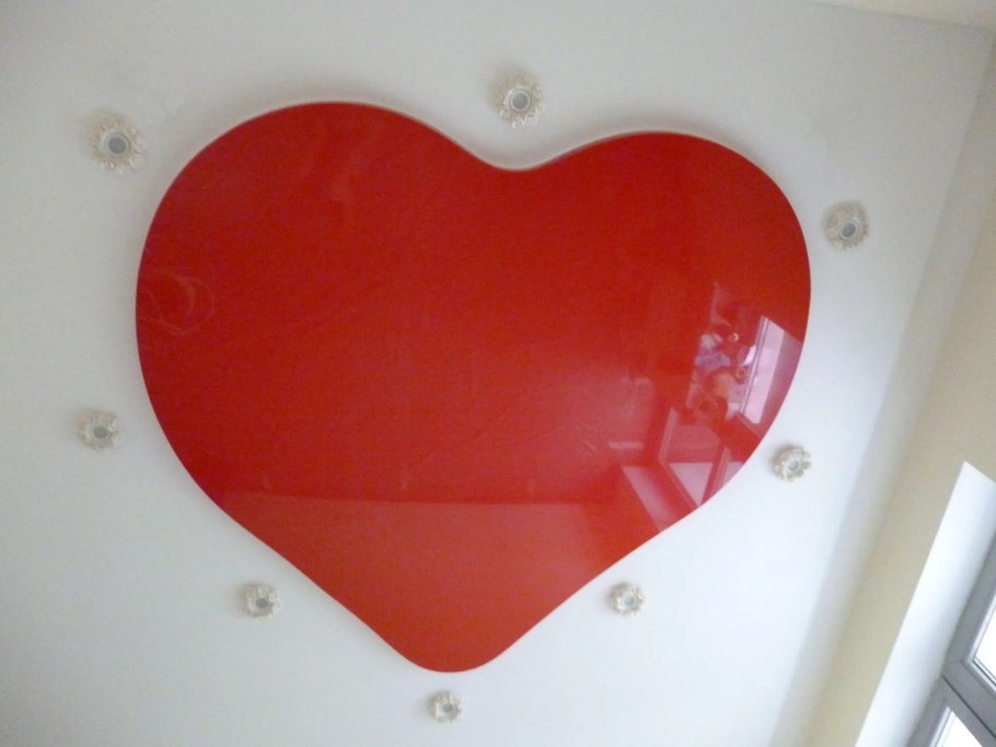 Натяжные потолки с сердечками