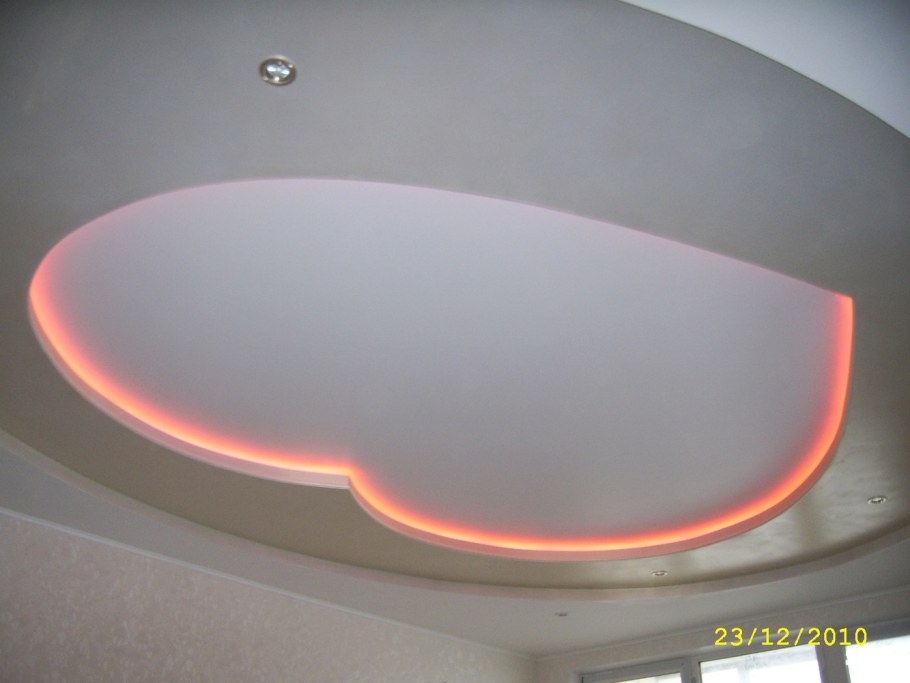Овальный потолок из гипсокартона с подсветкой