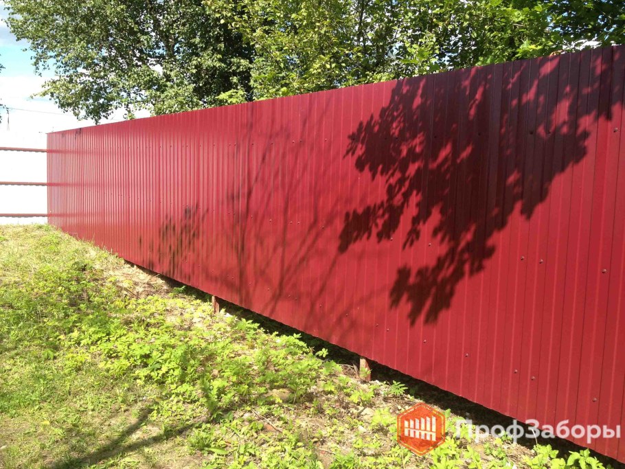 Бордовый забор из профнастила