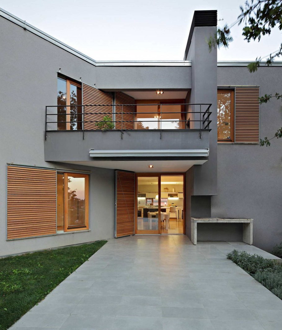 Двухэтажный домик с террасой на склоне