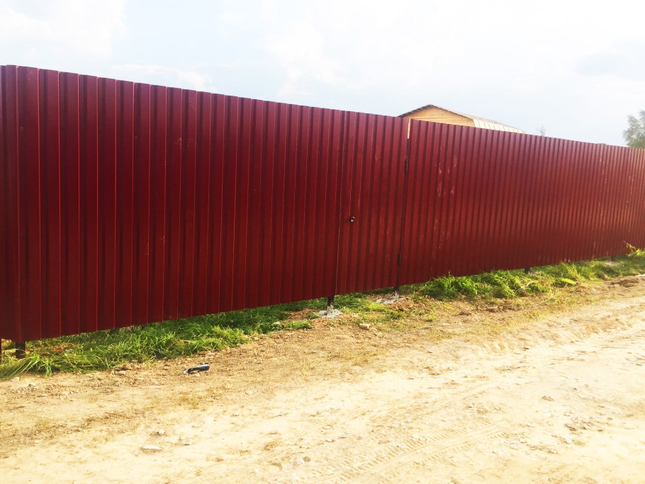 Бордовый забор из профнастила