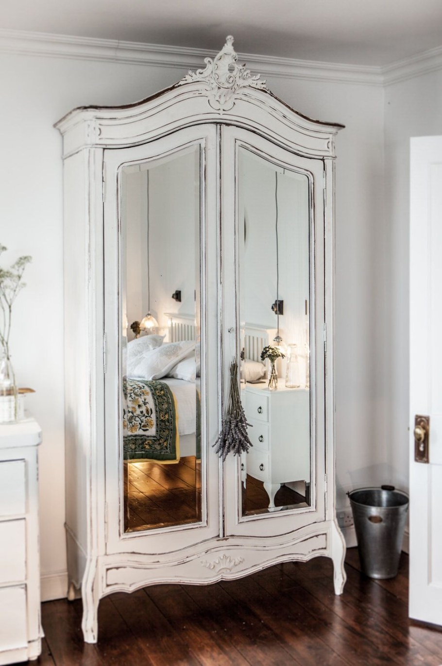 Белый винтажный шкаф