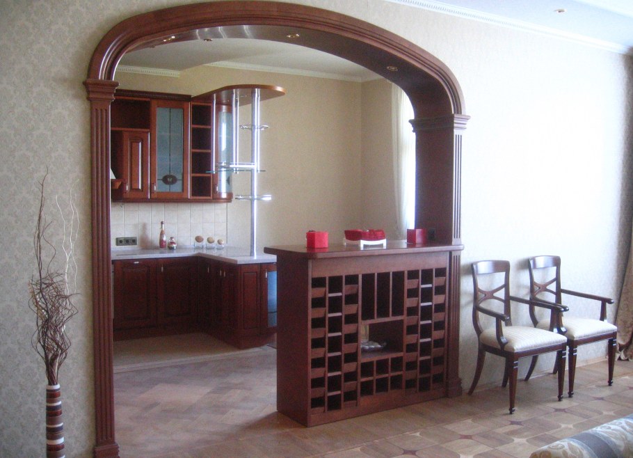 Кухня с аркой и барной стойкой