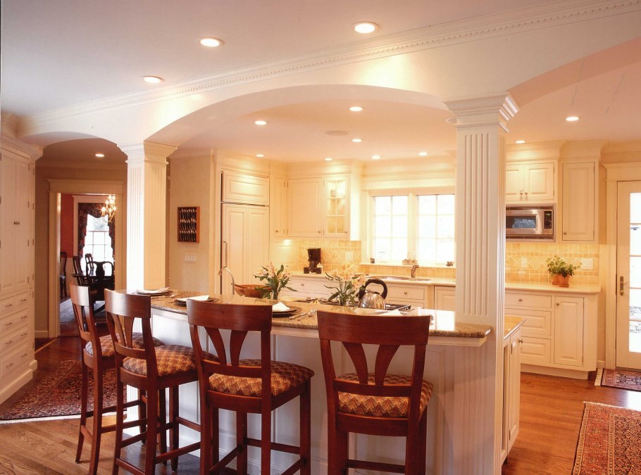 Колонна в кухне гостиной