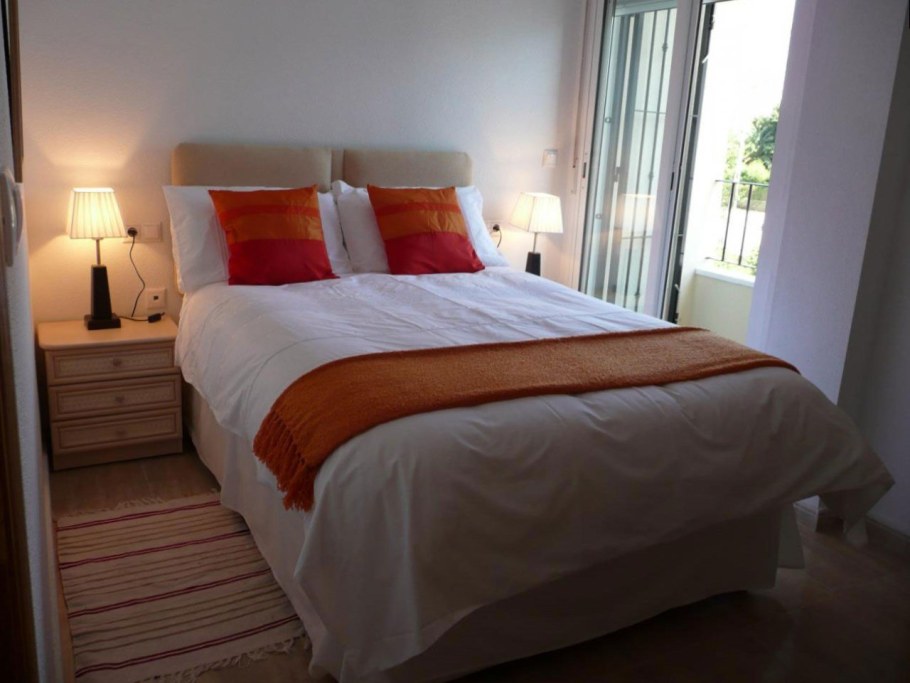 Большая кровать в маленькой спальне