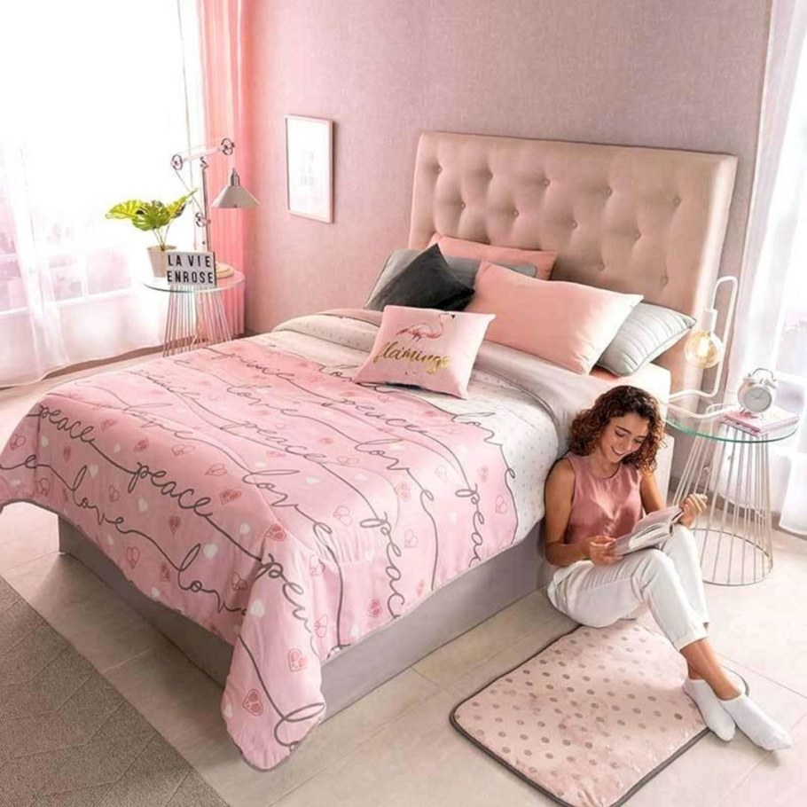 Розовая кровать в интерьере спальни