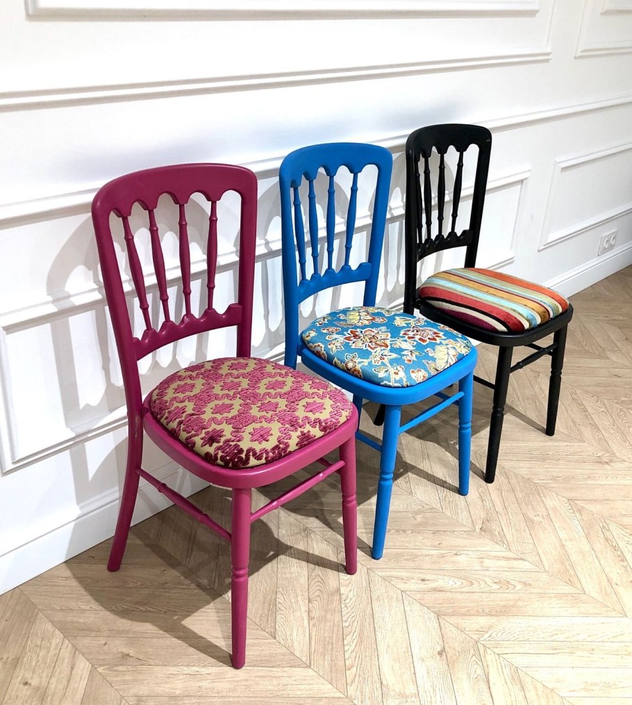 Разноцветные стулья на кухню