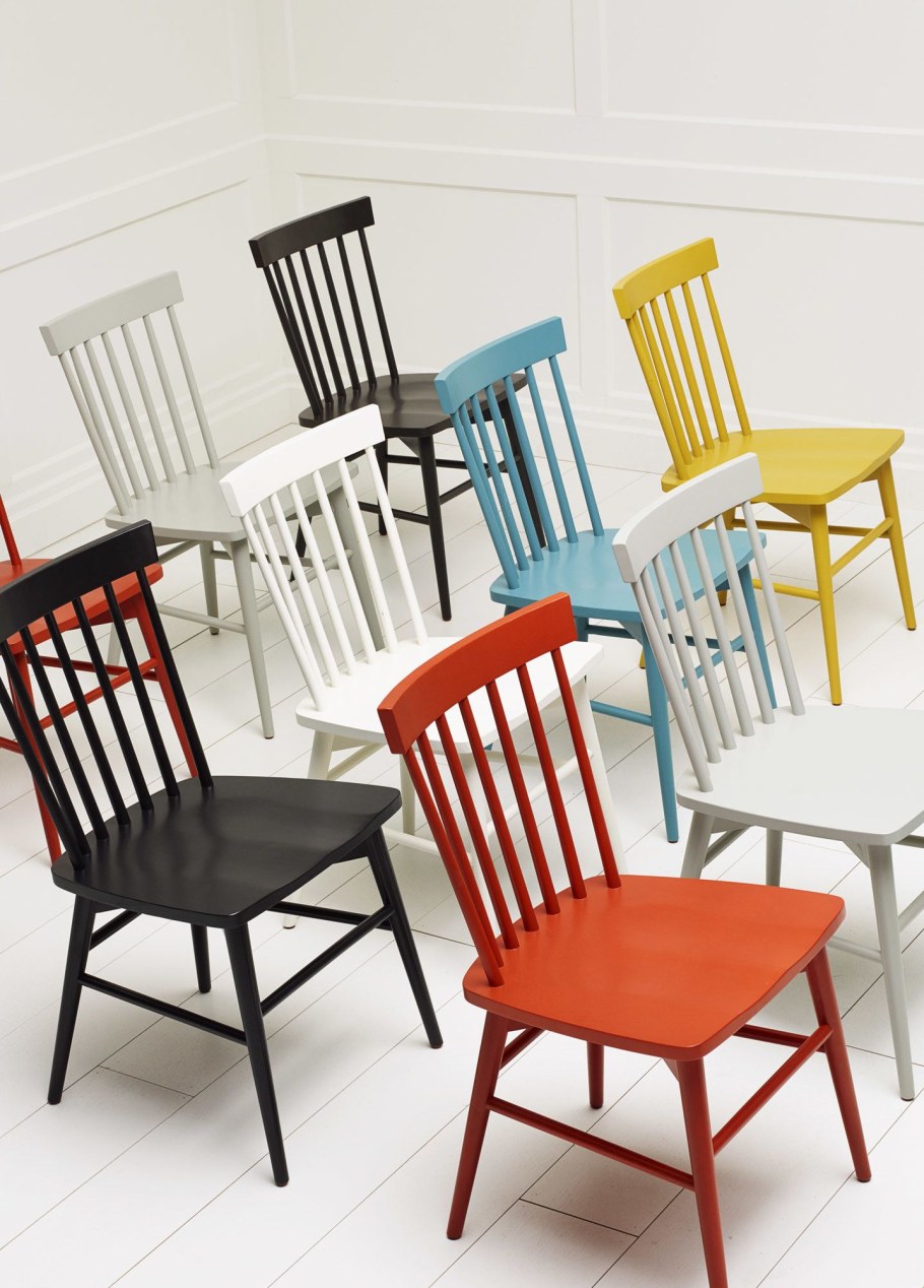 Цветные деревянные стулья