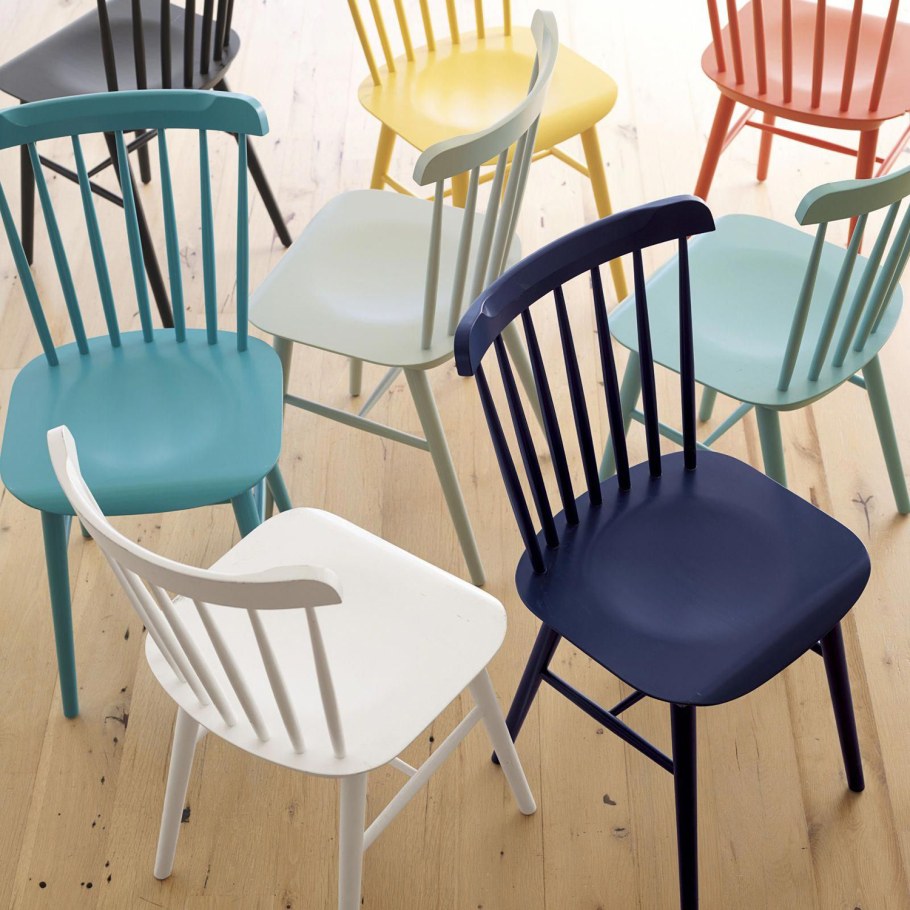 Разноцветные стулья