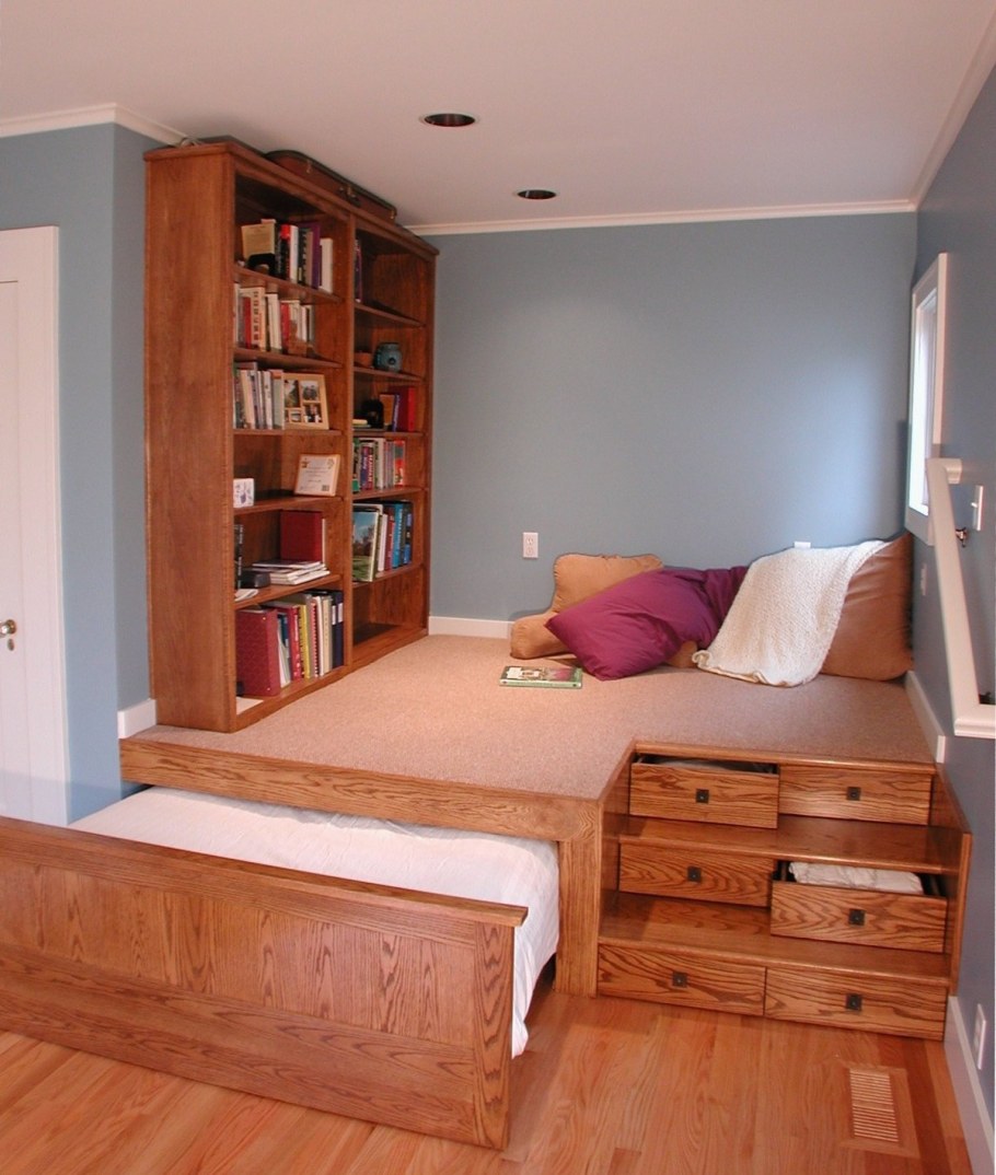 Кровать-подиум в маленькой комнате