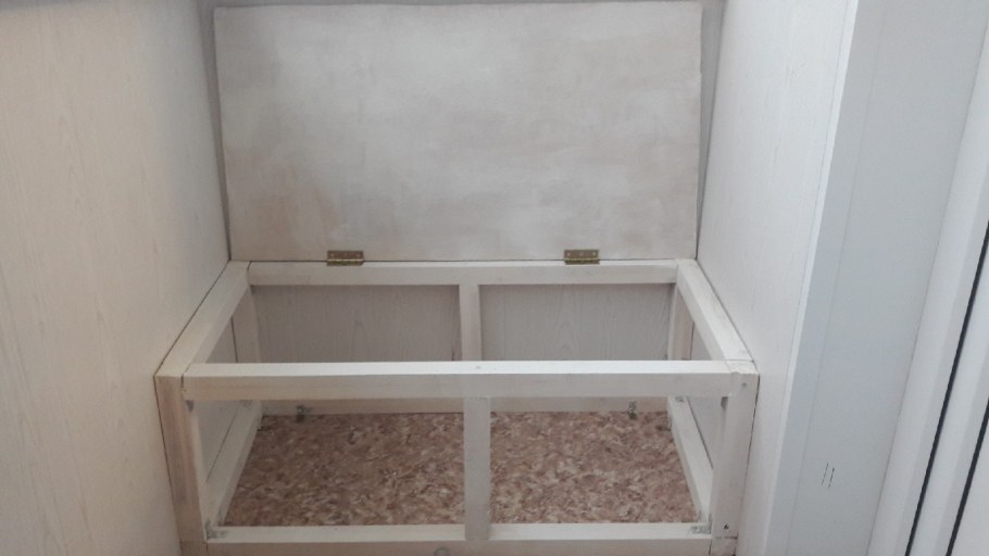 Ящик на балкон с сиденьем