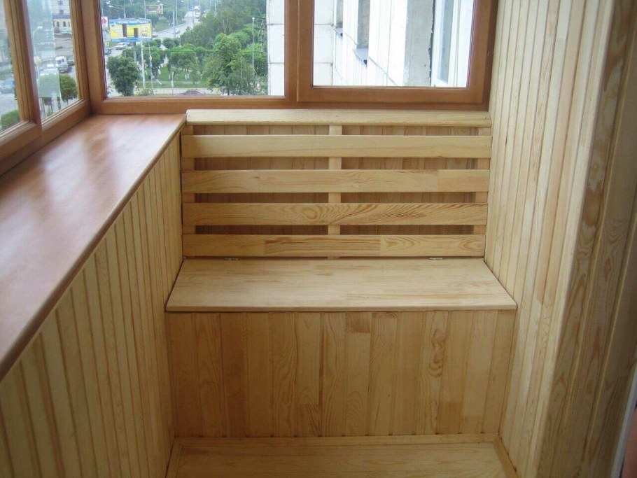 Шкаф на балкон из дерева