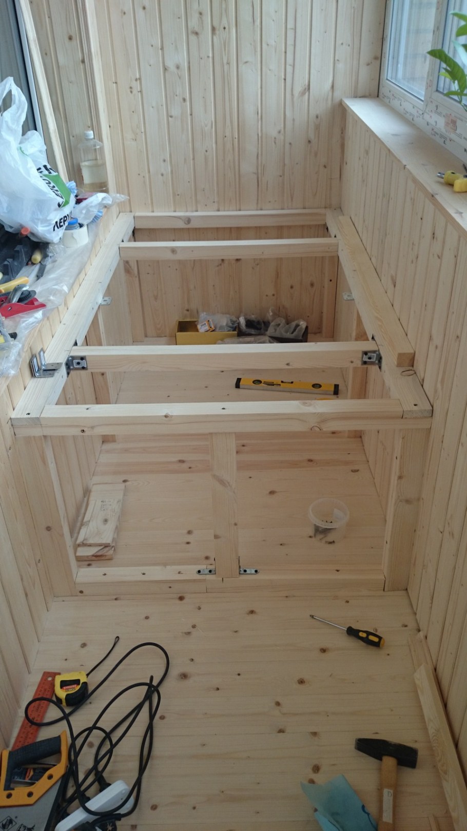 Ящик на балкон с сиденьем