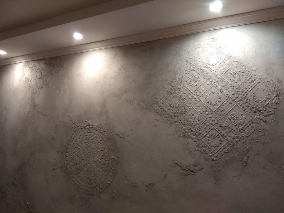 Трафаретная декоративная штукатурка