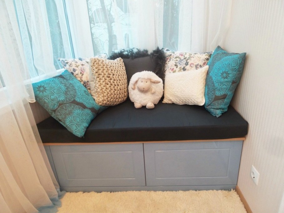 Мягкий диван на балкон