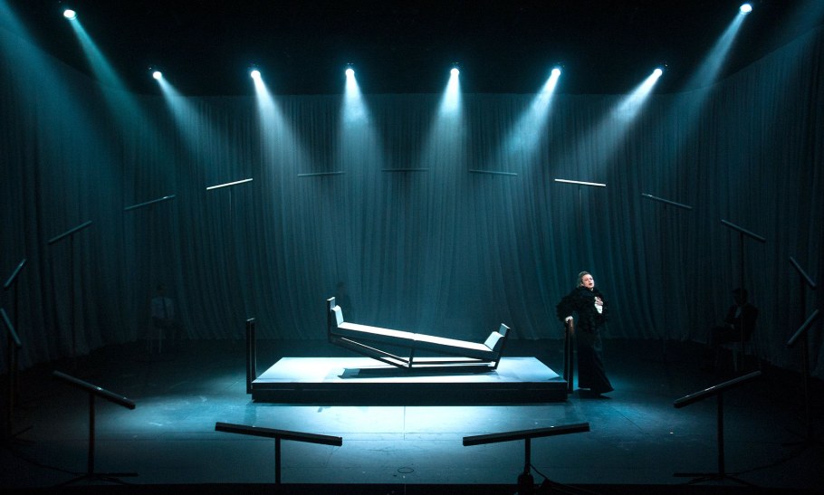 Джеймс Тьерре сценограф