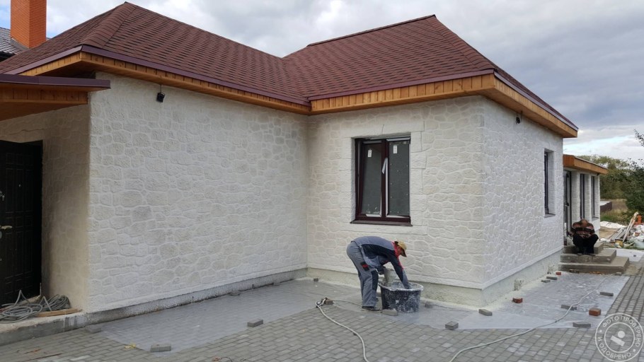 Одноэтажный дом отделка штукатурка