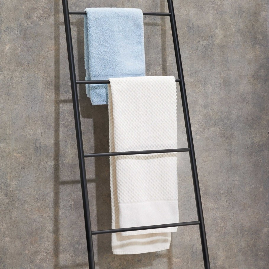 Лестница для полотенец в ванной