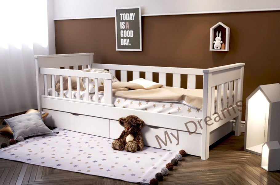 Детская кроватка с бортиками