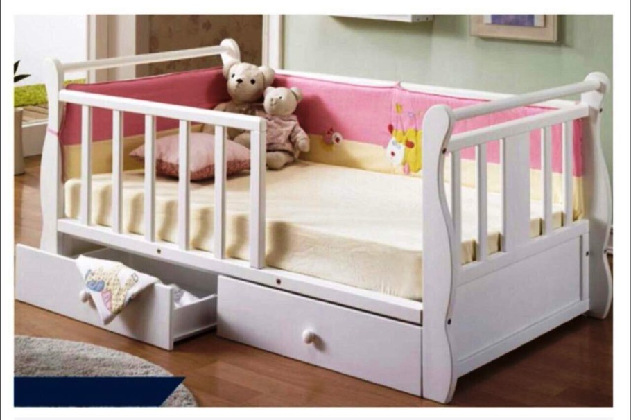 Детская кроватка с бортиками
