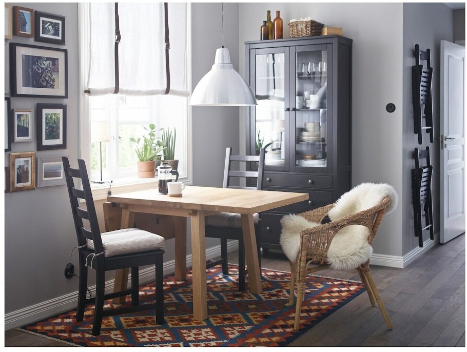 Ивар икеа со столом в интерьере