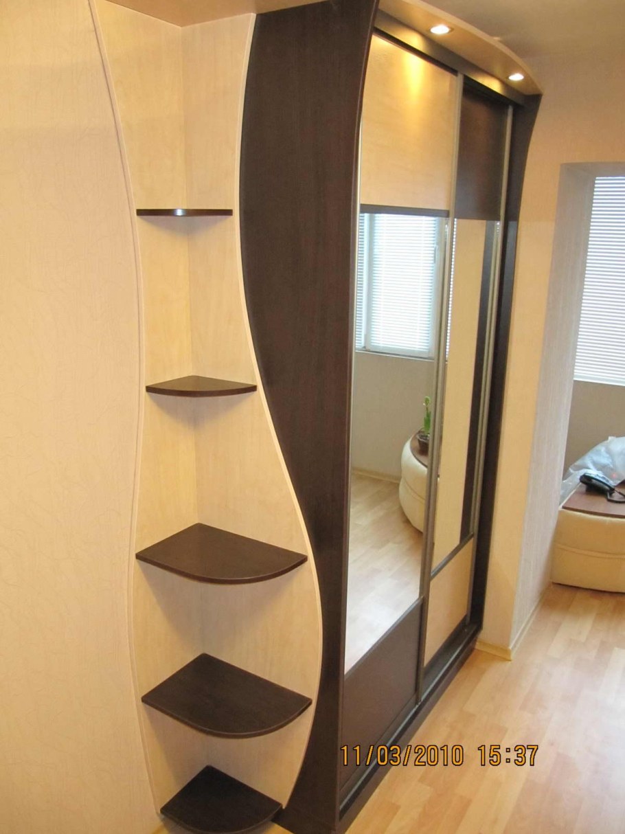 Шкаф купе с угловыми полками