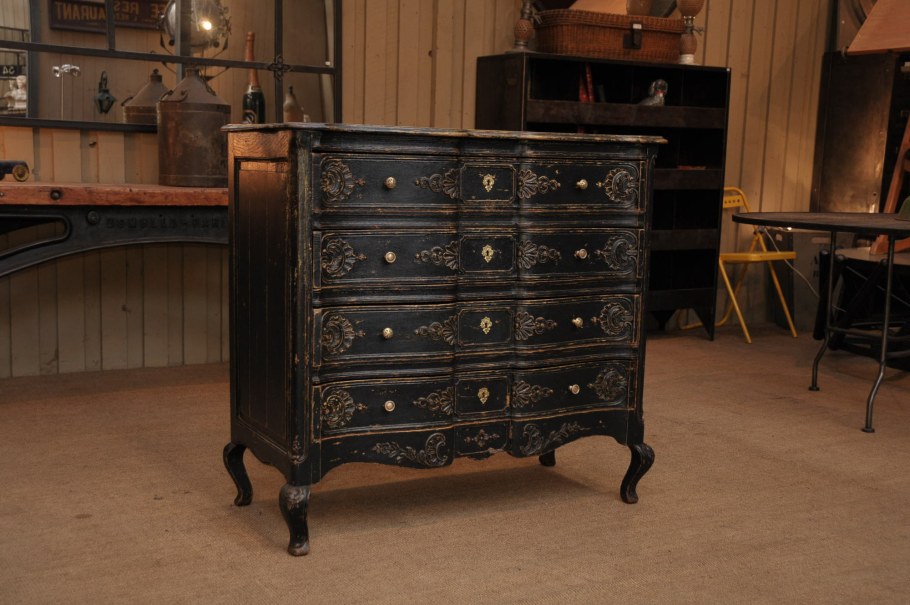 Старинный комод в интерьере