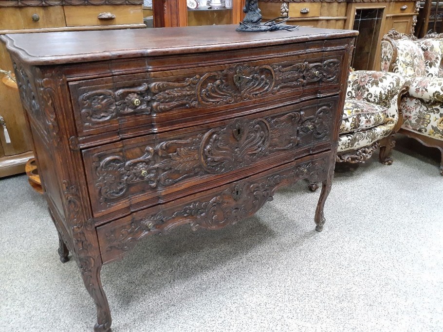 Старинный комод