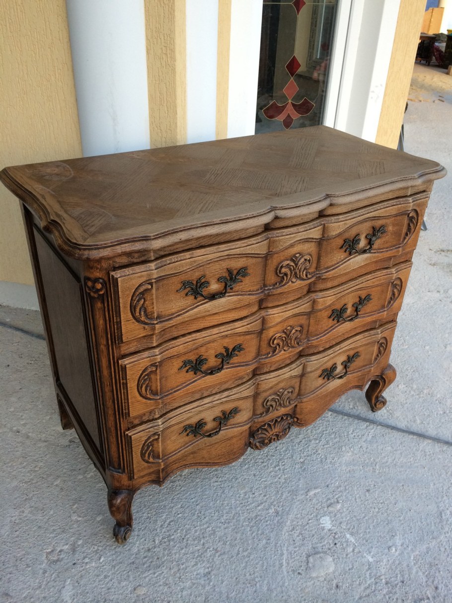 Комод в старинном стиле