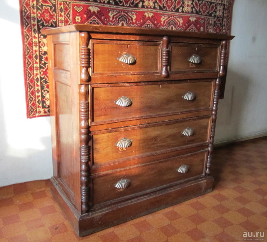 Старинные комоды из дерева