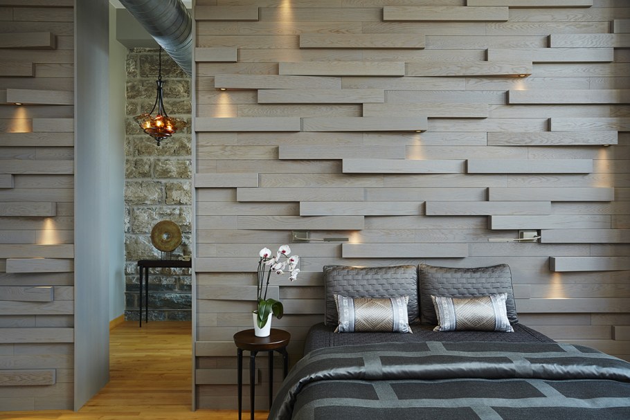 Деревянная стена в спальне с подсветкой